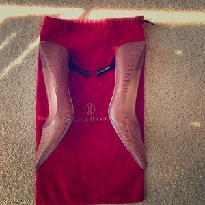 Look BRAND NEW! Women’s Cole Haan Light Pink textured  Leather Pumps size 6